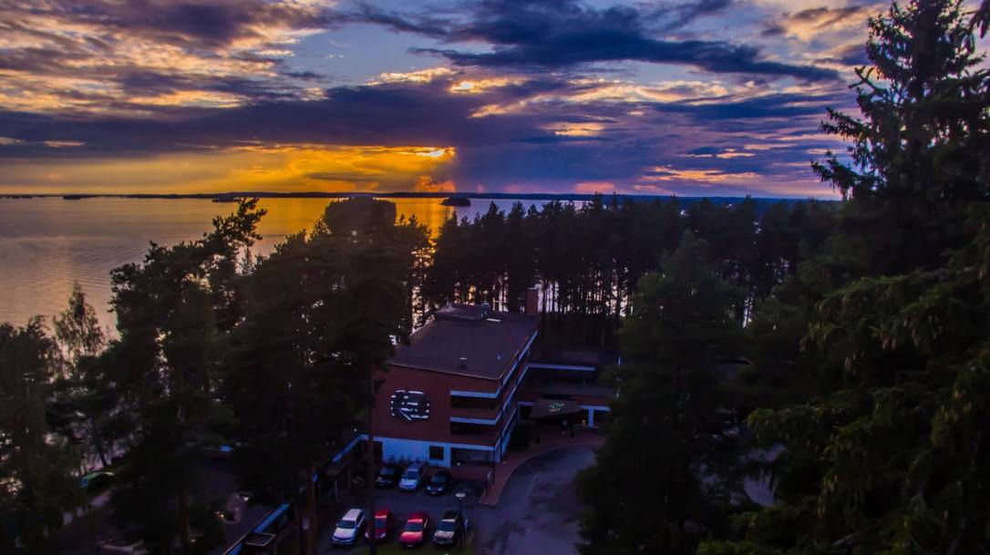 ilmakuva hotelli ja auringonlasku